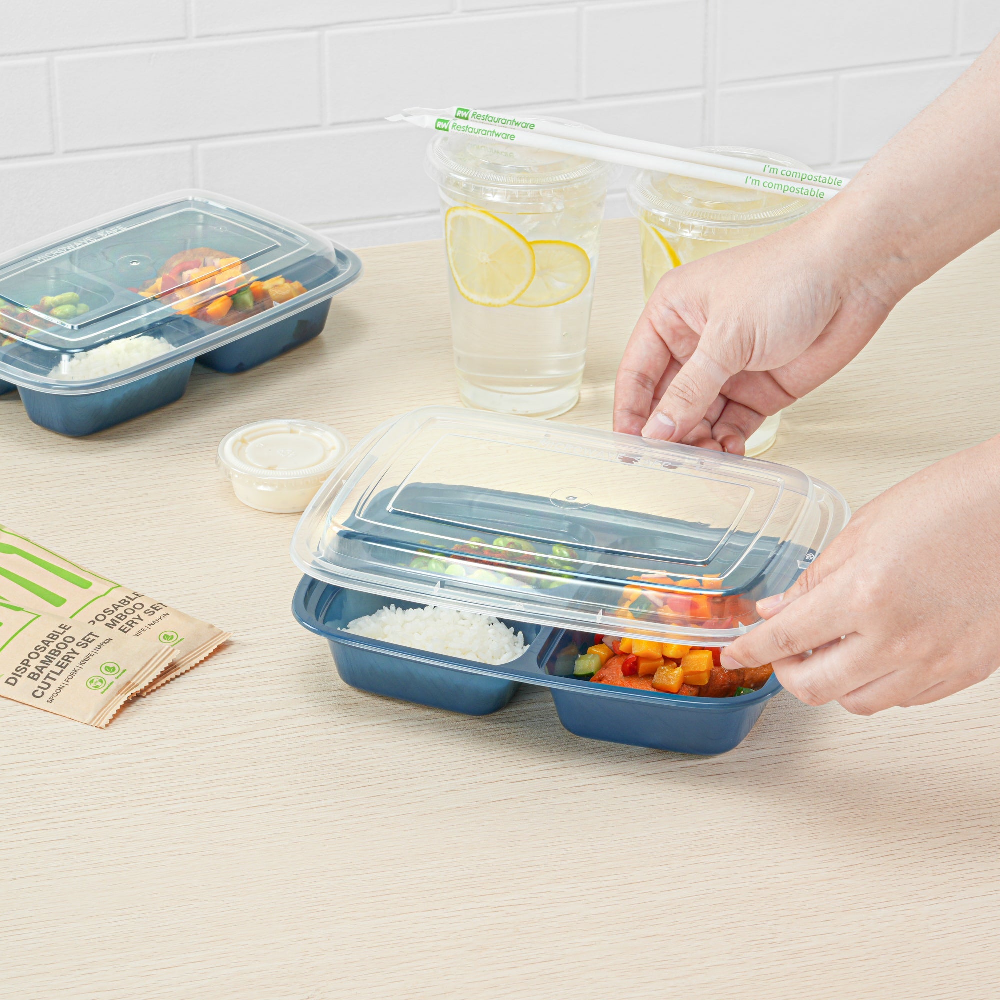 Asporto 26 oz Midnight Blue Plastic 3 Compartment Food Container - with Clear Lid, Microwavable - 8 3/4" x 6" x 1 3/4" - 100 count box